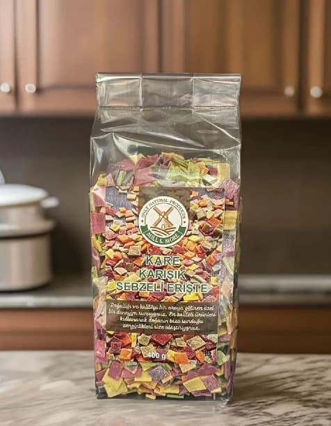 El Yapımı Kare Karışık Sebzeli Ev Eriştesi 400 g